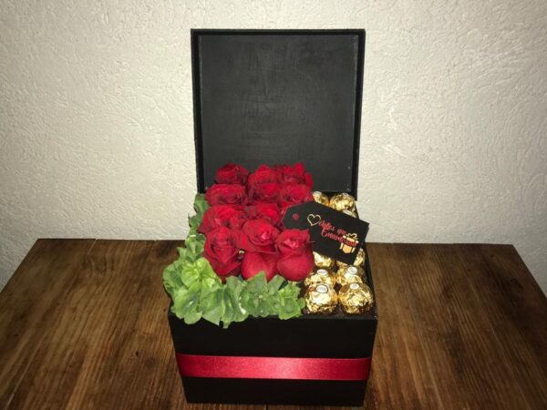 Caja Con Rosas y Chocolates