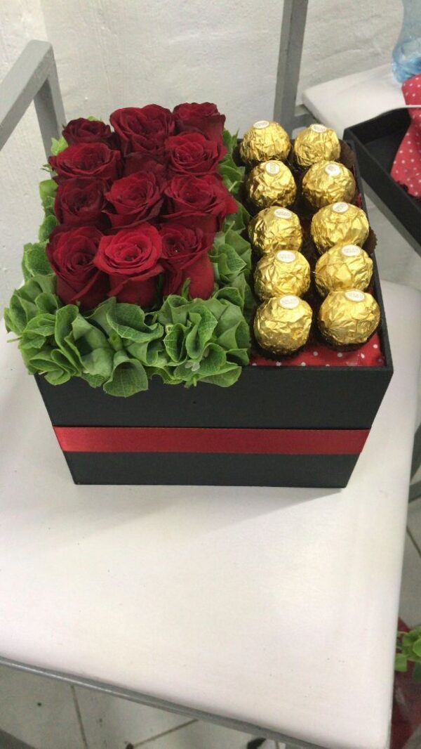 Caja Con Rosas y Chocolates