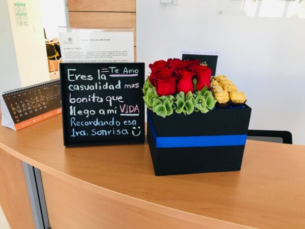 Caja Con Rosas y Chocolates