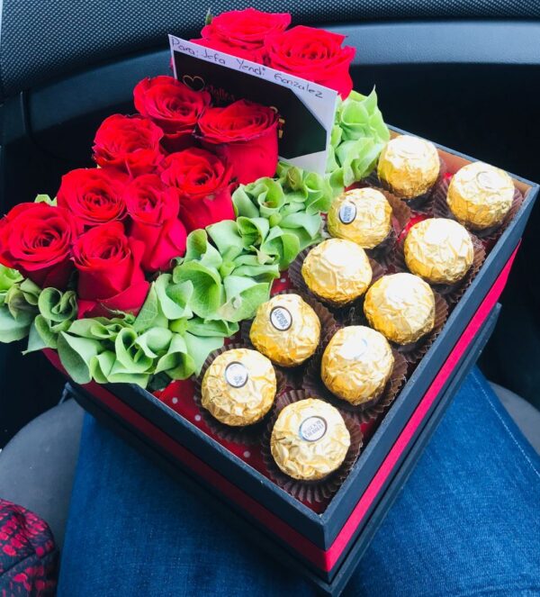 Caja Con Rosas y Chocolates